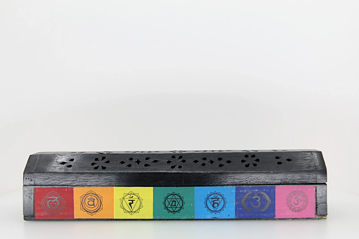 Porta-incenso artesanal com símbolos dos sete chakras