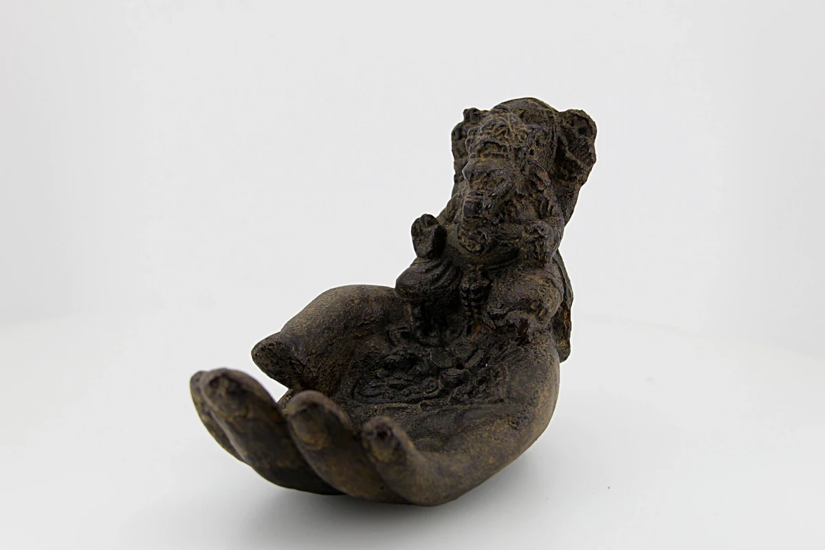em forma de mão com imagem de Ganesha