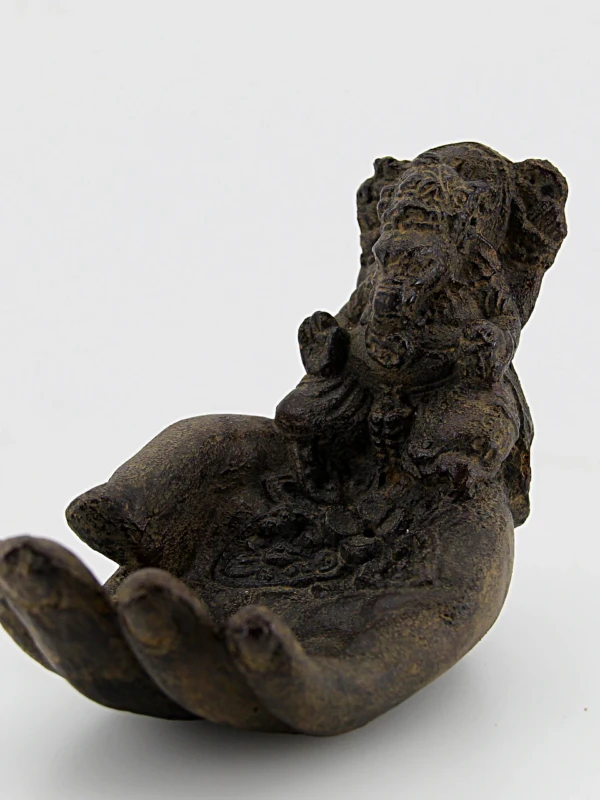 em forma de mão com imagem de Ganesha