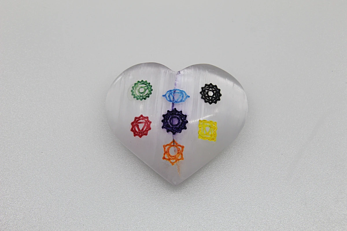 Coração em selenita com símbolos dos 7 chakras