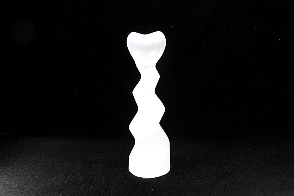 Espiral em selenita com coração integrado
