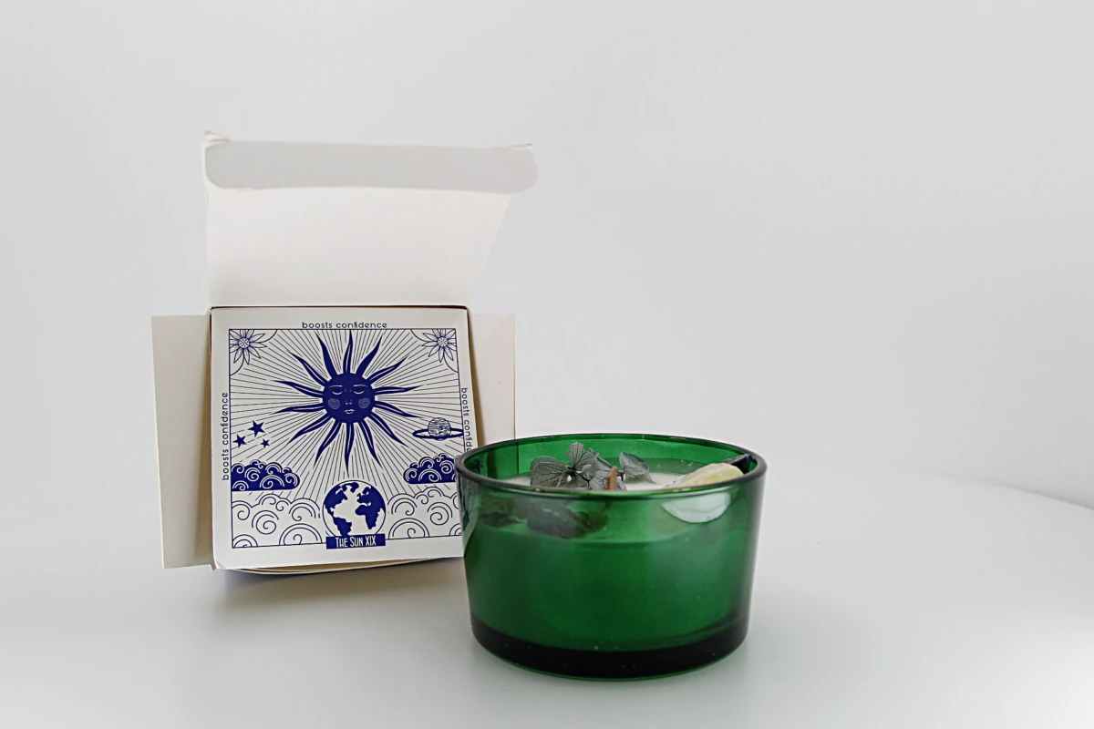 pétalas naturais e pedras como citrino e sodalite para criar um aroma luminoso e revitalizante no seu espaço.