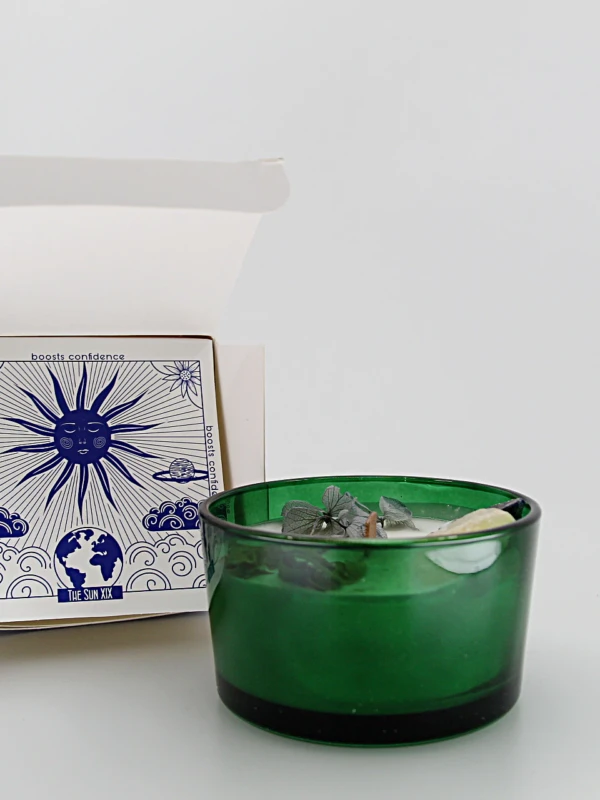 pétalas naturais e pedras como citrino e sodalite para criar um aroma luminoso e revitalizante no seu espaço.